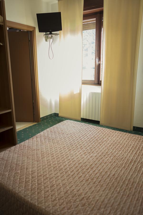 Albergo La Romanella Spinone Al Lago Exterior photo