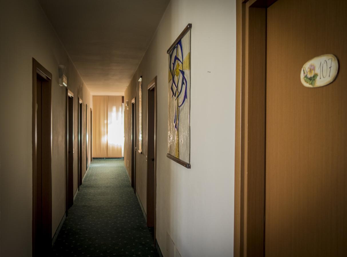 Albergo La Romanella Spinone Al Lago Exterior photo
